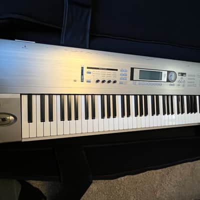 Korg Triton LE 88-Key 62-Voice Polyphonic Workstation 2000 -2002 - Silver image 3