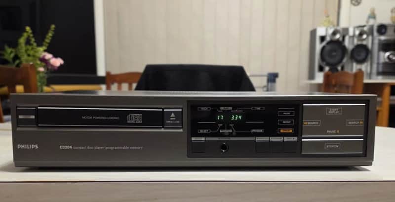VINTAGE PHILLIPS CD PLAYER/MADE IN JAPAN