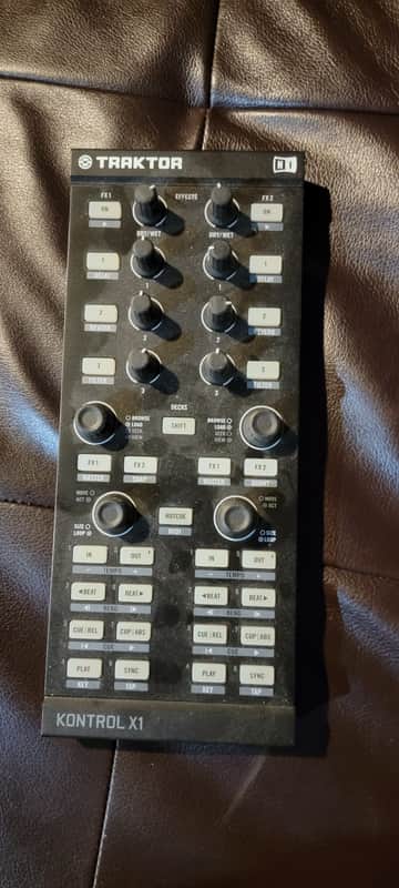 Native Instruments Traktor Kontrol X1 2010s - Black image 1
