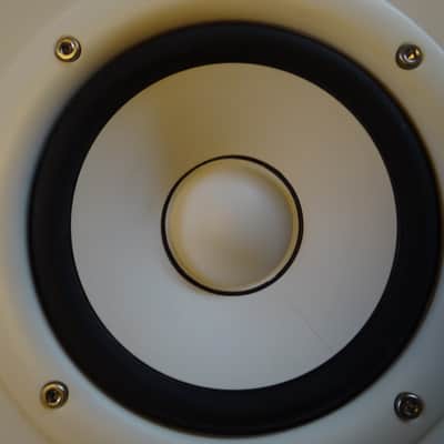 Yamaha HS5 W Powered Studio Monitor - White - Working image 2