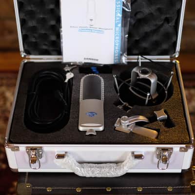 Samson VR88 Bidirectional Velocity Ribbon Mic w/ Shockmount and Case image 2