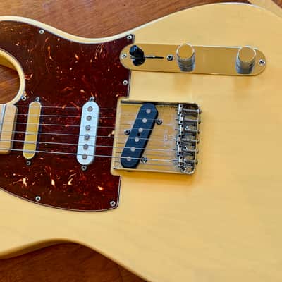 2011 Fender Deluxe Series 60th Nashville Mexico  Transparent Honey Telecaster Electric Guitar case image 4