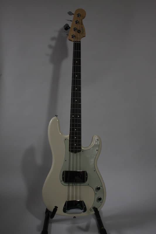 Fender Precision Bass 2012 Olympic White / Mint Green pick guard