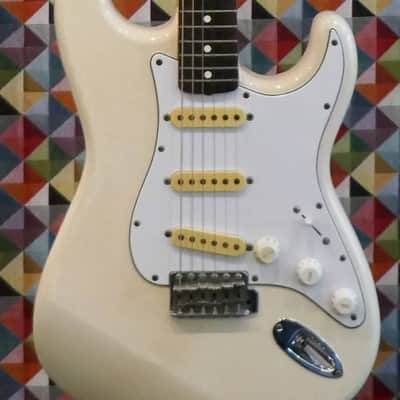 Squier Stratocaster 1984-87 - White image 10