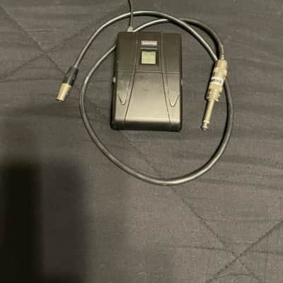 Shure UC Wireless System for Guitar or Mic, UC4-UA Receiver and UC1 Transmitter Black image 4