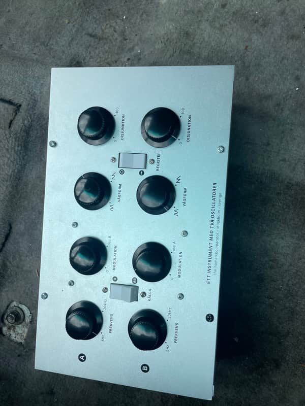 Ett Instrument Med Två Oscillatorer Human Comparator image 1
