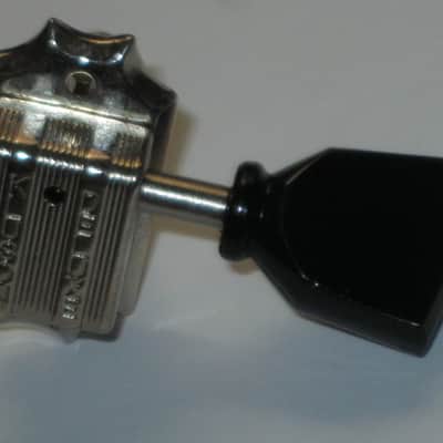 ONE near A+ genuine Gibson (Kluson) Deluxe Vintage Style Tuner for high D, A, low E side - PMMH model but with Black BUTTON (& says KLUSON DELUXE) + screws, washer, & nut with threaded shaft - HARDWARE: Nickel (from 2013 LPJ - NO guitar included) image 2