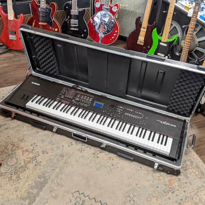 Yamaha S90-XS Keyboard with Hardshell Case