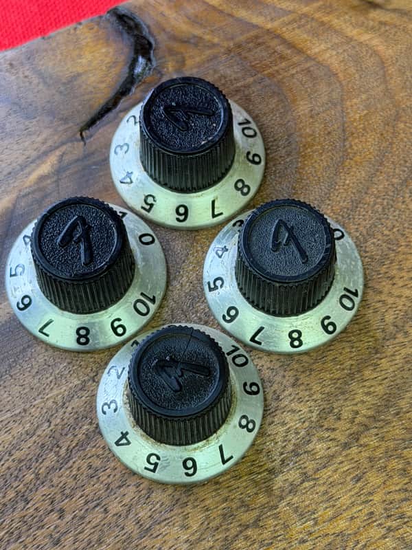 Fender Metal skirted knobs