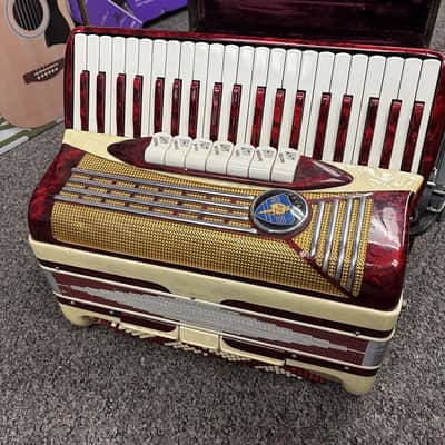 Cavalier 3 Reed Piano Accordion, Red image 2