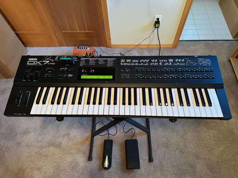 Yamaha DX7IIFD 61-Key 16-Voice Digital Synthesizer with Floppy