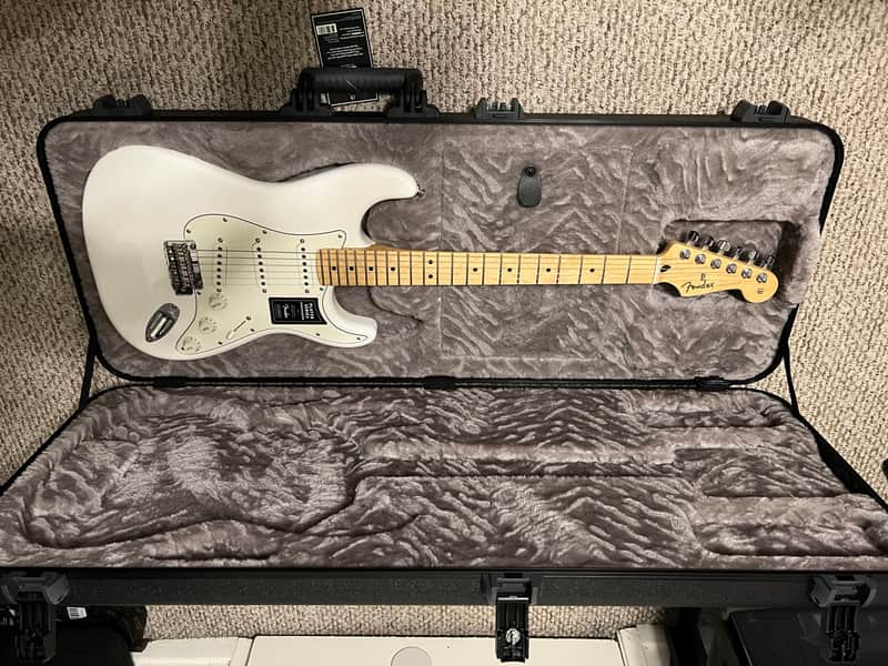Fender Player Stratocaster with Maple Fretboard 2018 - Present - Polar White image 1