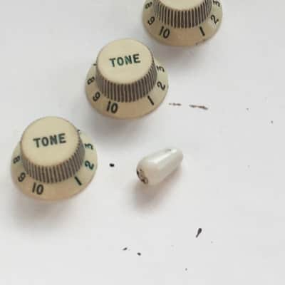 Complete Fender Vintage Aged White Relic 62 Reissue Strat Pickup Covers 3 Knobs Green Font image 2
