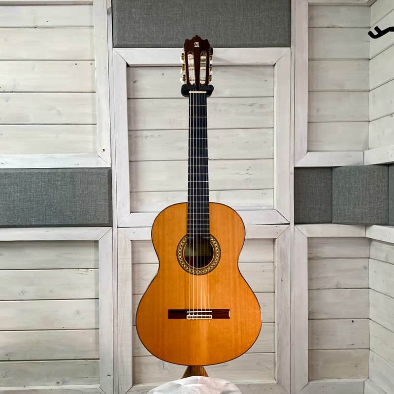 Alhambra 4P Classical, Red Cedar Top With Harshell Case - Natural