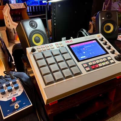 Immagine Akai MPC Live II Standalone Sampler / Sequencer Retro Edition 2020 - Present - Grey - 7
