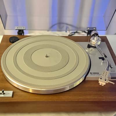 ✨✨ Yamaha YP-211 Vintage Belt-Drive Turntable – Woodgrain Plinth, S-Shaped Tonearm, Smoked Dust Cover, Tested – BVA image 3