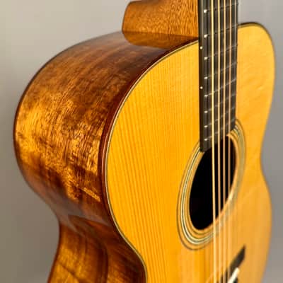 Martin Custom Shop 14-Fret 00 'Deep Body' Adirondack & Koa image 7