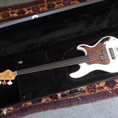 G&L SB-2 Fretless Bass 1996 White w/ p/u blend and Tone control image 11