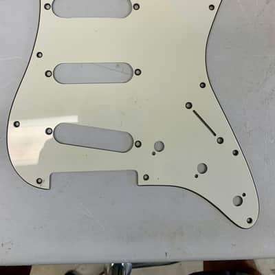Fender SSS 3 ply aged white/parchment 11 hole - Aged white image 1