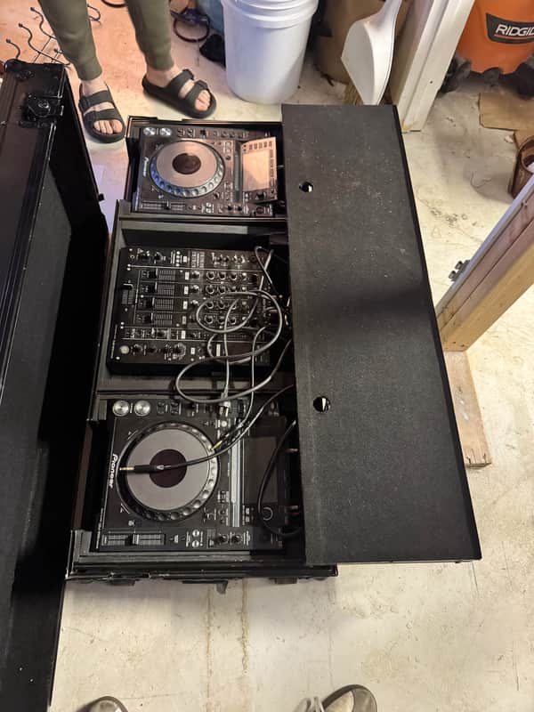 Pioneer DJM 900 NXS + 2 CDJ 2000 w/ Flight case image 1