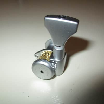 Hipshot Satin CHROME 6 In-Line GripLock Open-Gear Locking Left-Handed Tuners 2025 - Satin Chrome image 1