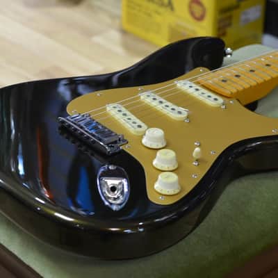Fender American Ultra Stratocaster Maple Fingerboard Texas Tea with Hard Case B-Stock image 3