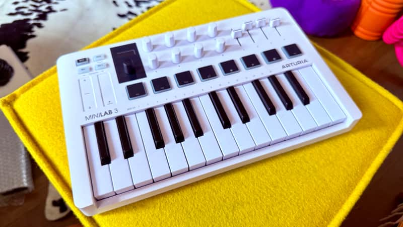 Arturia MiniLab 3 (MKIII) 25-Key MIDI Controller 2022 - Present - White image 1