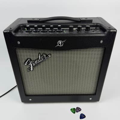 Fender Mustang I V.2 2015 - Black with silver/gray cloth image 2