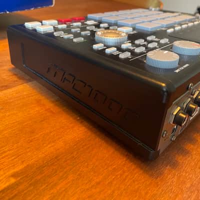 Akai MPC1000 Music Production Center 2004 - 2013 - Black with original box, 2gb cf card image 2