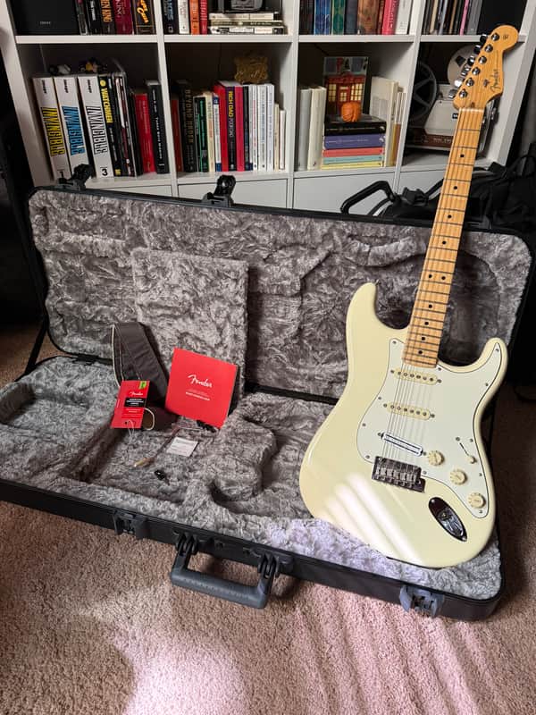 Fender American Professional Stratocaster with Maple Fretboard 2017 - 2019 - Olympic White image 1