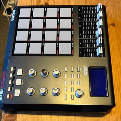 Akai MPD26 MIDI controller - Black image 3