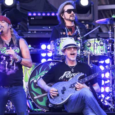 Rikki Rockett's Poison 2022 Stadium Tour DW 6-Piece Drum Set, Green/Silver Sparkle Flame. SIGNED! image 6