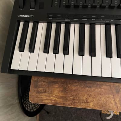Novation Launchkey 49 MKIV MIDI Keyboard Controller 2024 - Present - Black image 6