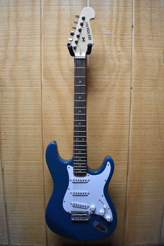 New York Pro Stratocaster 2000's - Blue image 1