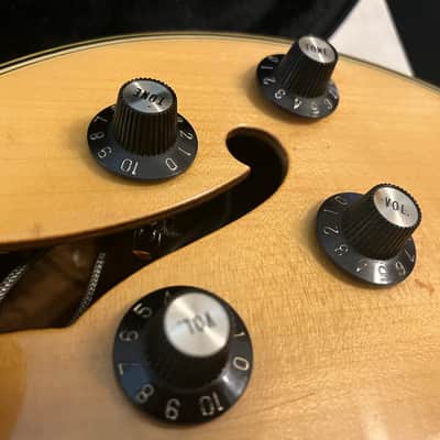Fujigen Lawsuit copy of Gibson 2355-M Single Cutaway Archtop 1971 - 1977 - Natural image 9
