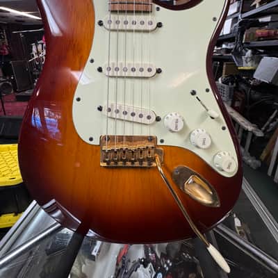 Custom Strat copy 2000’s - Cherry sunburst image 4