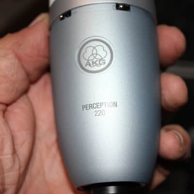 AKG Perception 220 Studio Condenser Mic with Mount and Case image 3