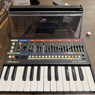 Roland JU-06A Boutique Series Synthesizer Module with K-25m Keyboard and Decksaver