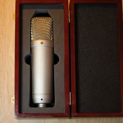 RODE NT1-A – Microphone Statique Cardioïde – Test Audio Vidéo – Coffret Bois Inclu