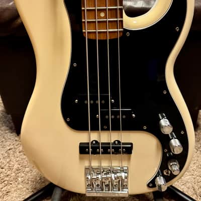 Fender Deluxe Active Precision Bass Special with Pau Ferro Fretboard 2017 - Olympic White image 1