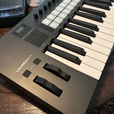 Novation Launchkey Mini 25 MKIV MIDI Keyboard Controller + Dust Cover