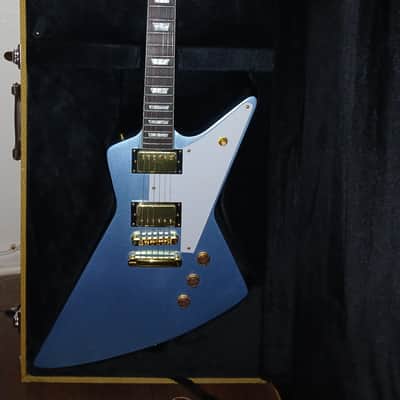 Cozart Explorer-Style Electric Guitar Metallic Pelham Blue w/ Tweed HSC image 5