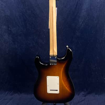 Immagine Fender American Special Stratocaster in 2 Tone Sunburst 2017 Pre-owned - 4