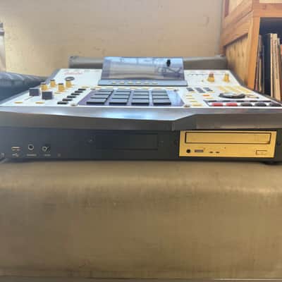 Akai MPC4000 Music Production Center 2002 - 2007 - White image 4