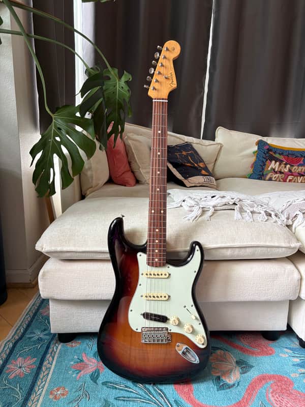 Fender Stratocaster Vintera 2019-2023 - 3-Tone Sunburst image 1