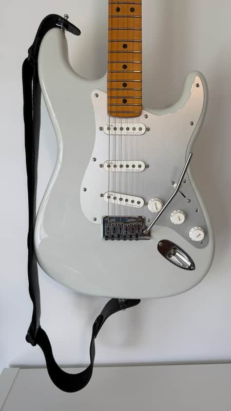 Fender American Ultra II Stratocaster, Maple Fingerboard, Avalanche, hard case