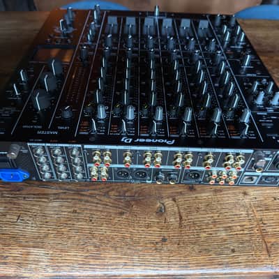 Pioneer DJM-V10 - Excellent condition, boxed image 4