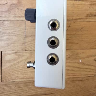Electro-Harmonix Deluxe Memory Man 1100-TT Tap Tempo 1100Ms Analog Delay 2011 - Present - Blue image 4