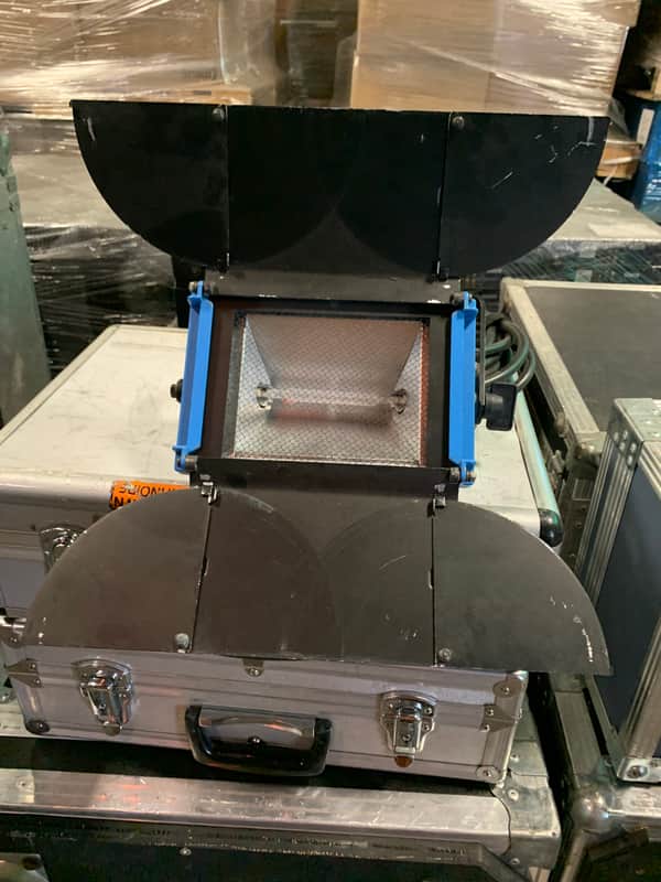 ARRI 1000W MiniFlood Fresnel Tungsten Light with Barndoors image 1