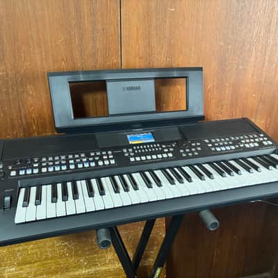 Yamaha PSR-SX600 Digital Workstation With 61 Keys w/ power supply
